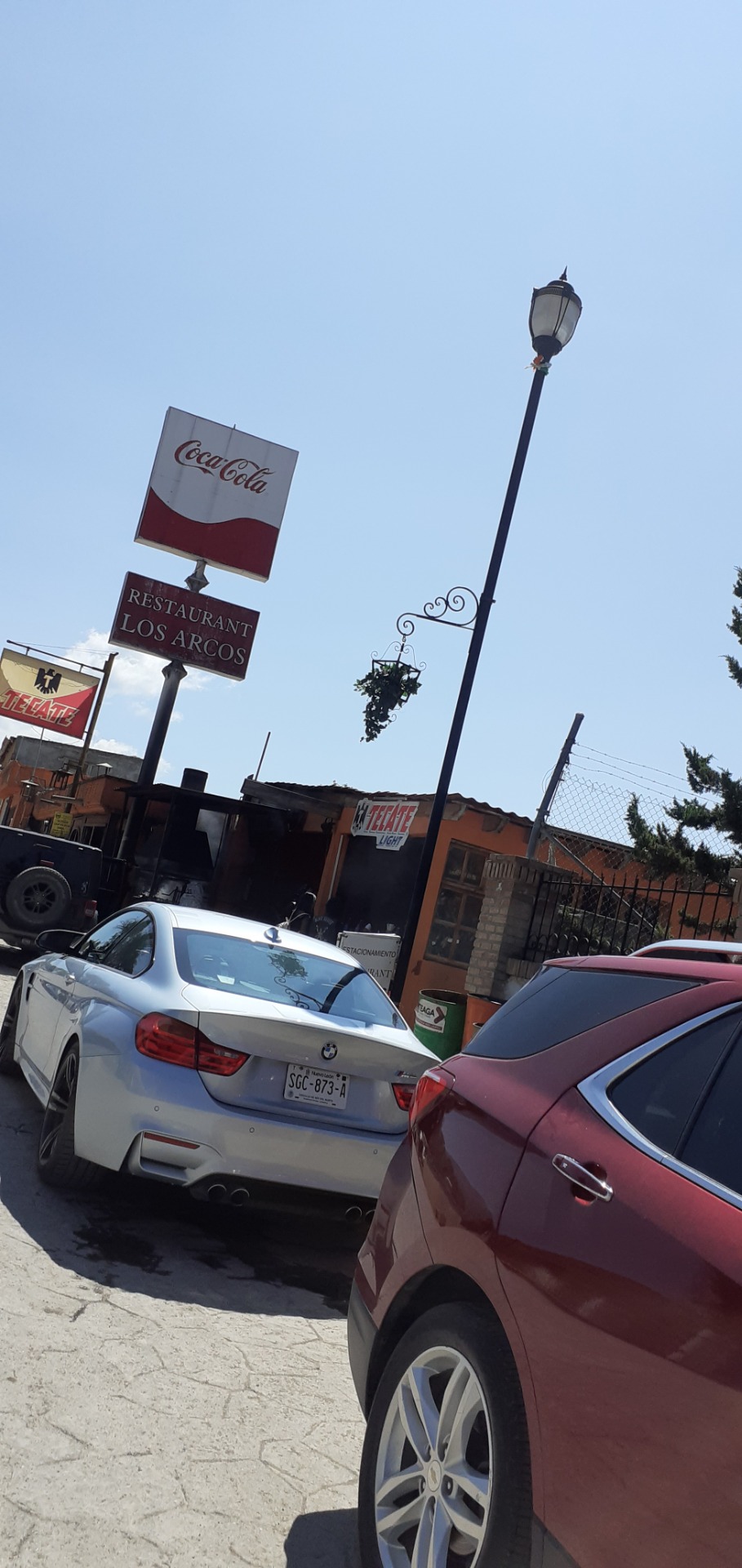 diversos restaurantes ubicados por la calle principal